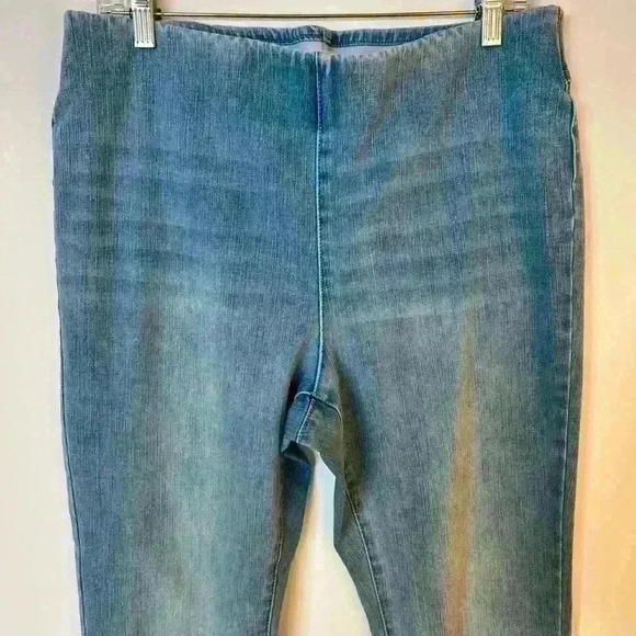 Soft Surrounding Light Wash Pull-On Jeans - Picture 5 of 8